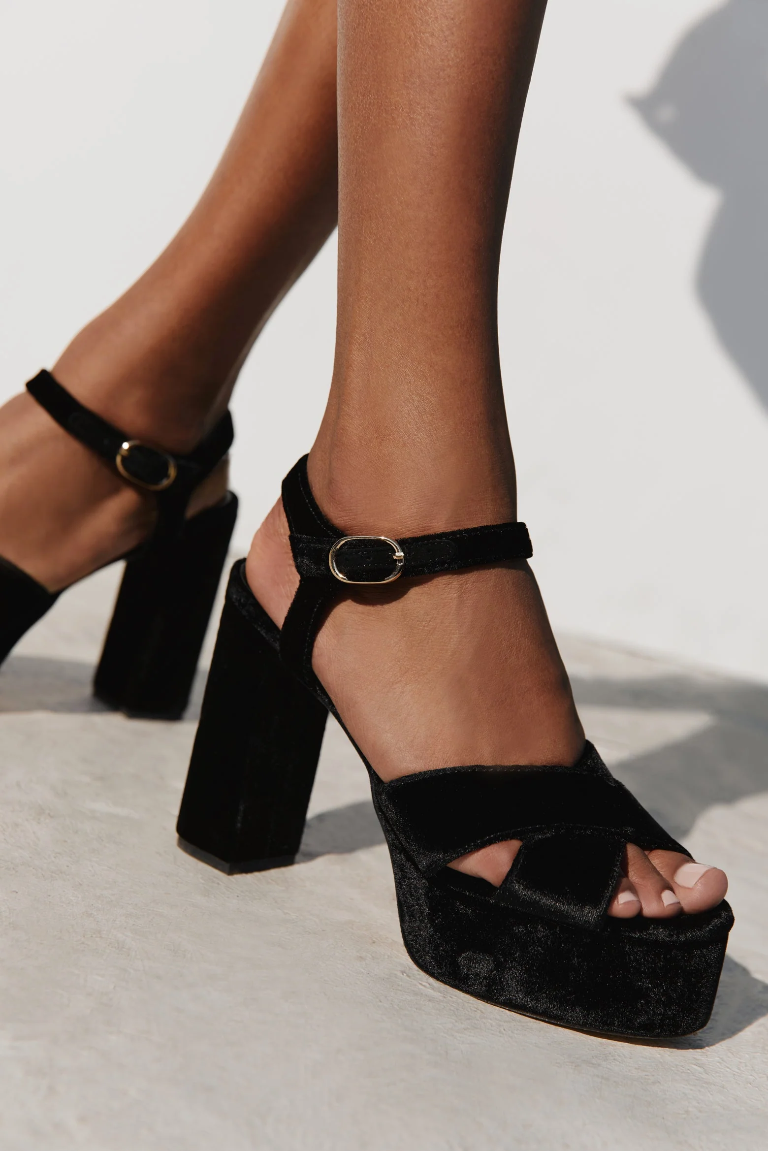 Bella Black Velvet - Image 4