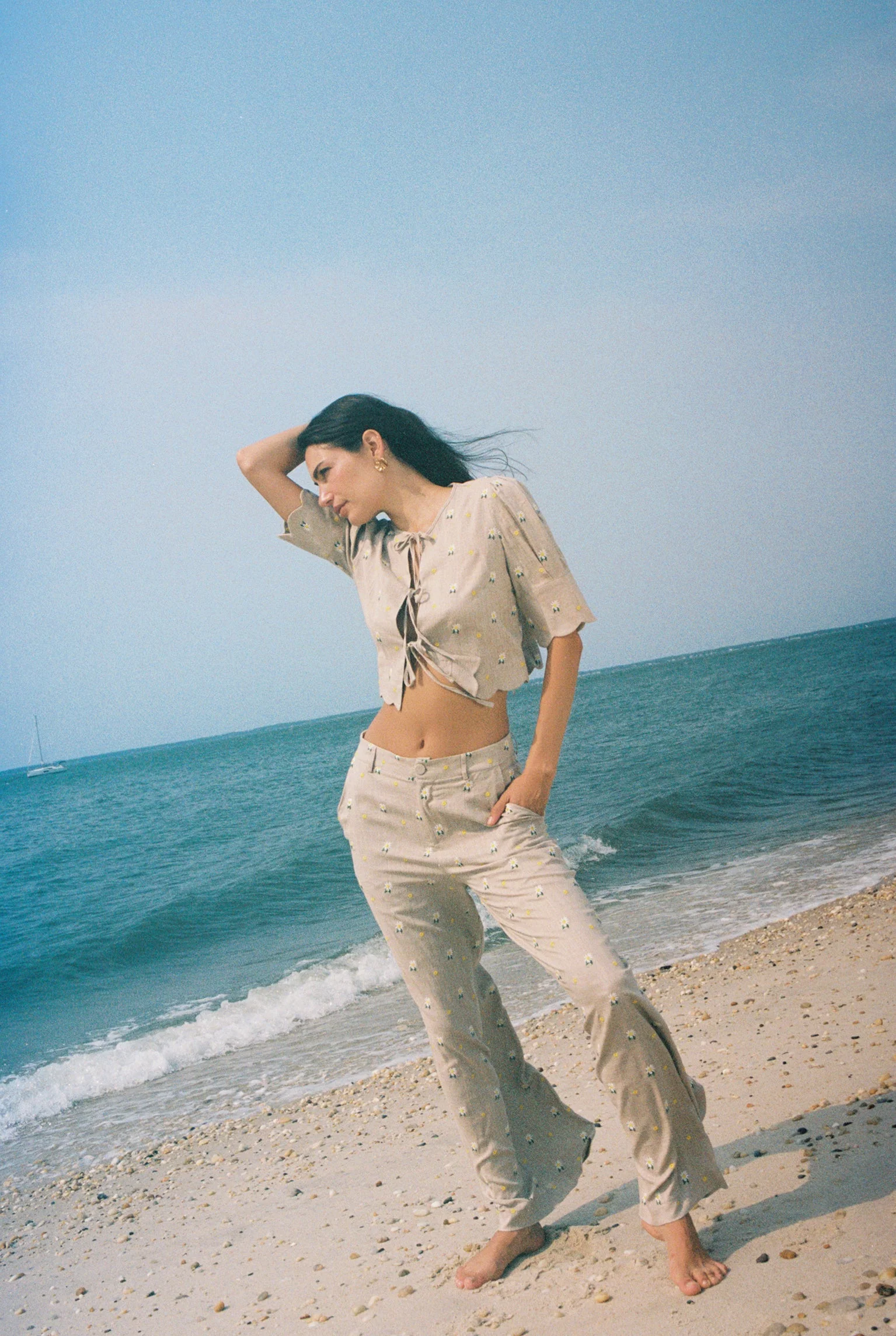 Scalloped Top Embroidered Daisy - Image 5